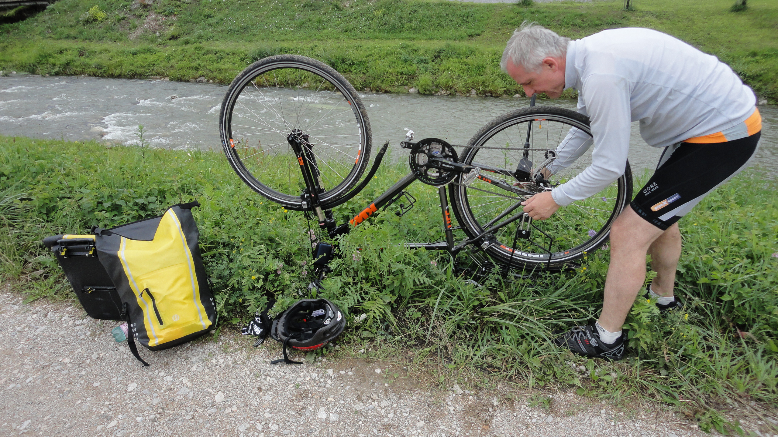 Reifenpanne an der Drau